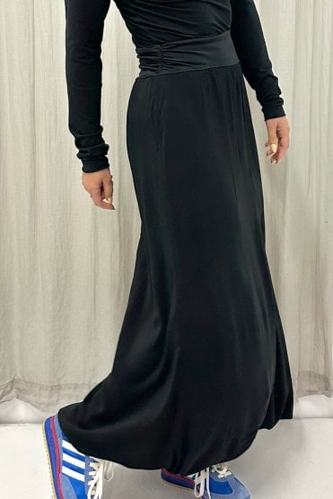Long Puff Hem Skirt in Black