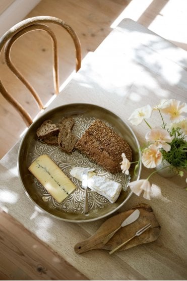 Enamel Platter Round in Taupe
