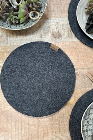 Vilma Round Table Mat in Black 36cm