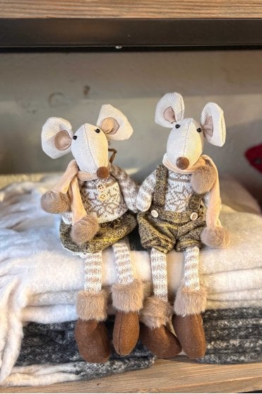 Sitting Mouse Couple