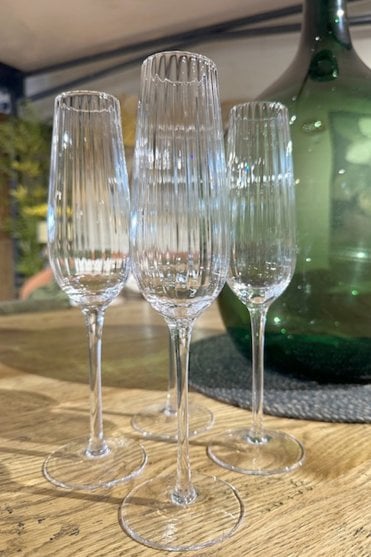 S/4 Ribbed Champagne Glasses